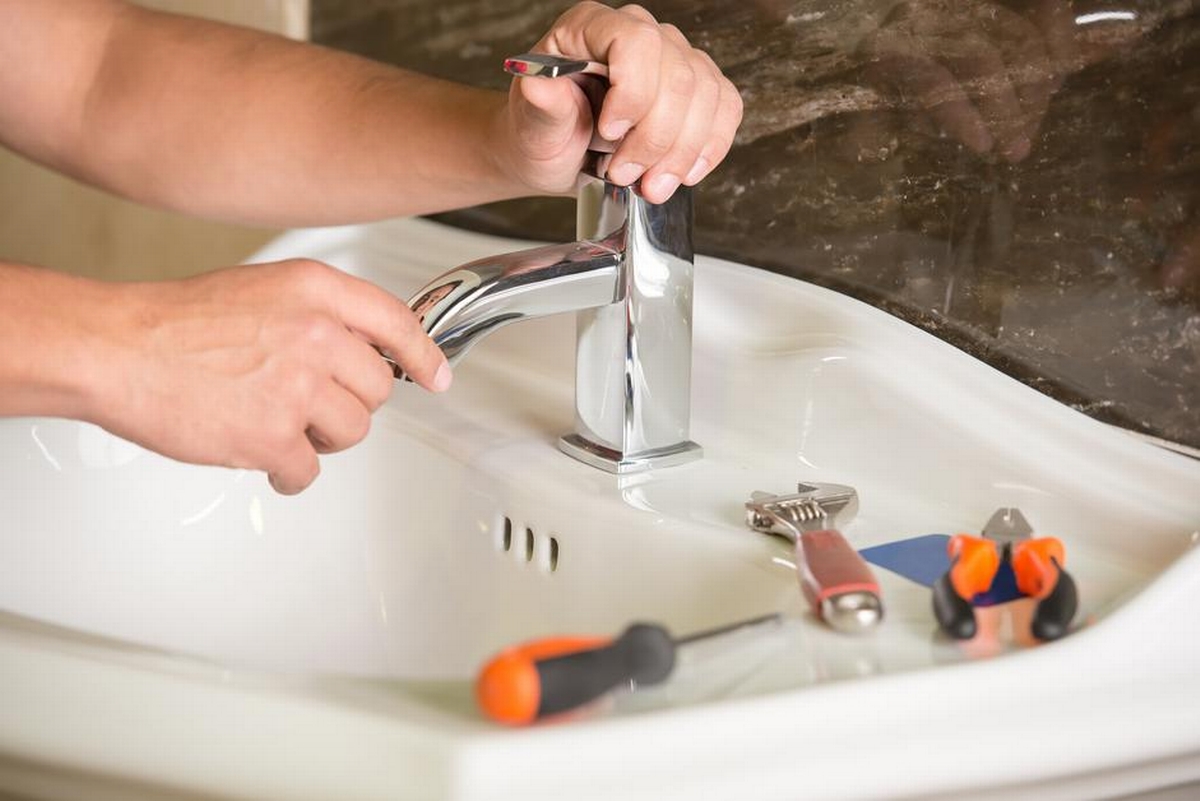 Repair a Leaking Faucet in the Bathroom Step by Step