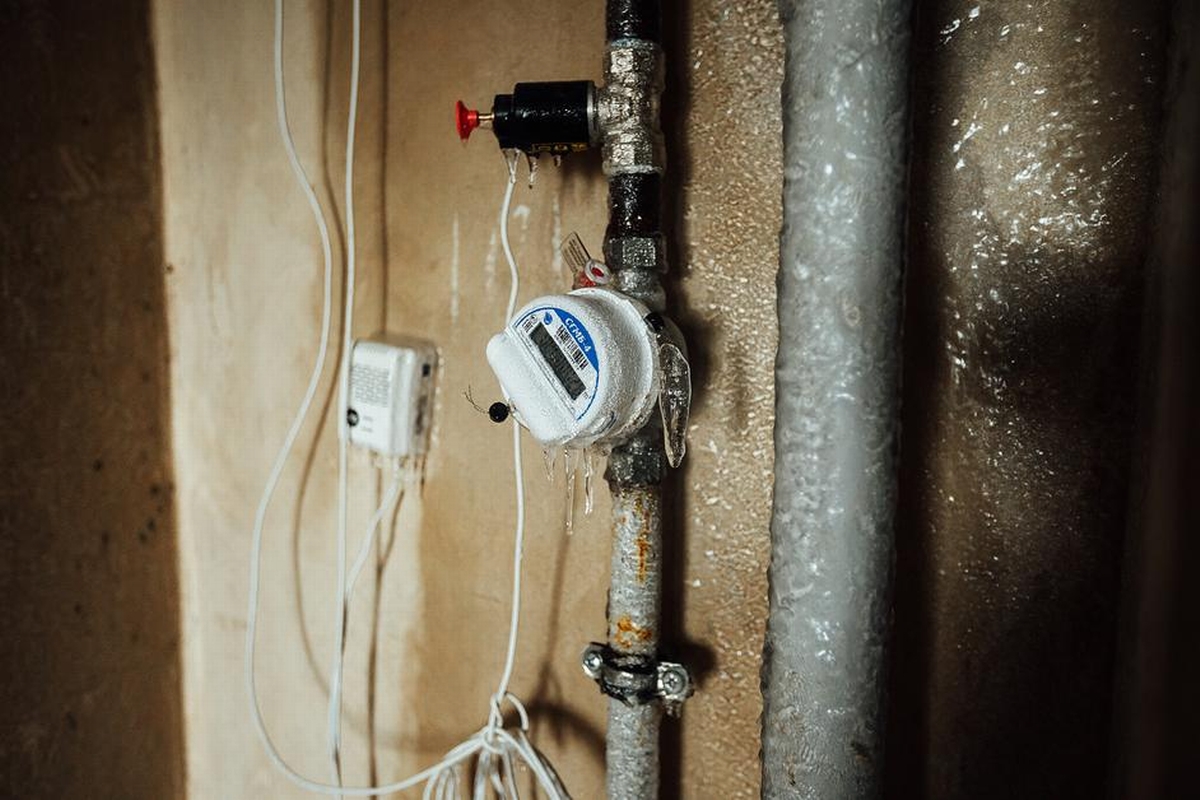 What to Do When Pipes Freeze: Immediate Steps to Prevent Damage Featured Image