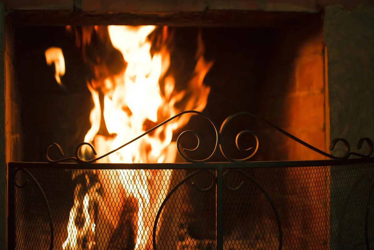 How to Put a Fireplace Fire Out Safely