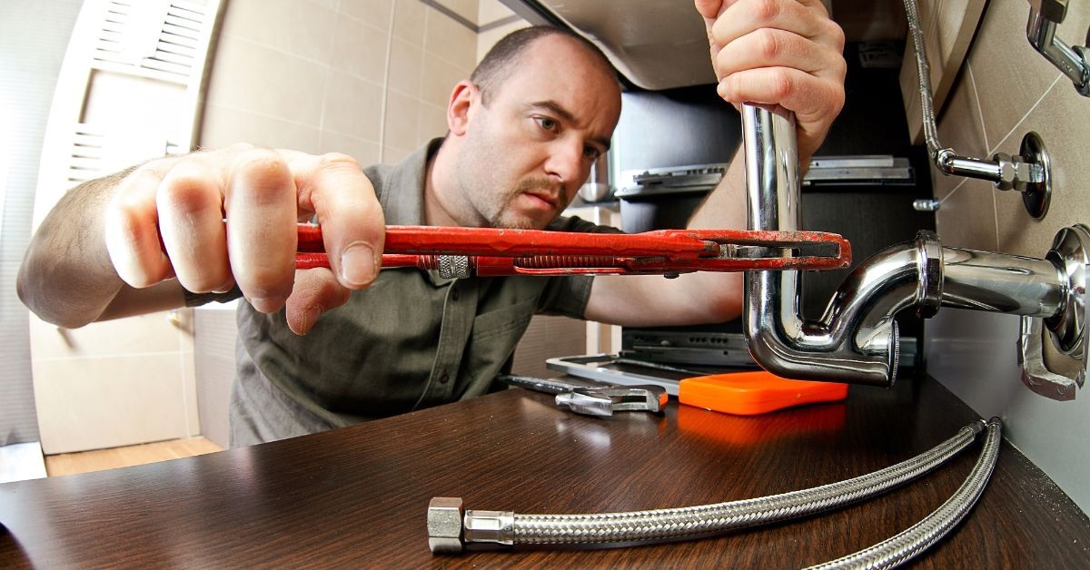 8 Signs You Need to Call a Plumber