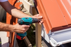 Shingle Showdown: Asphalt vs. Metal – Choosing the Right Roof for Your Home