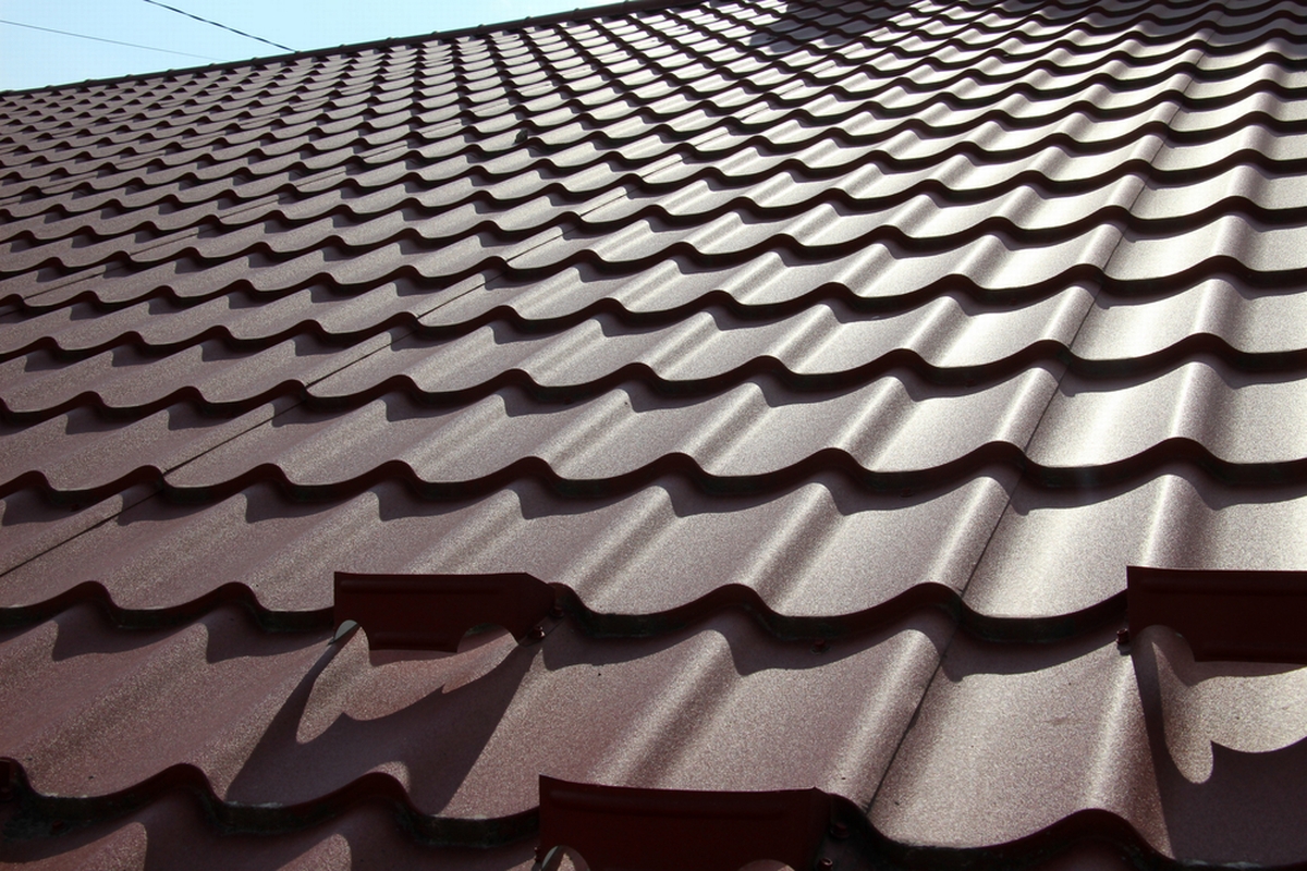 Pros and Cons: Choosing Between Asphalt and Metal Roofs