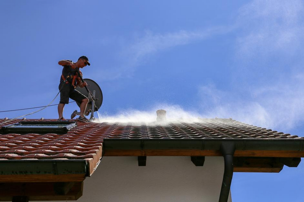Pros and Cons of Roof Cleaning Every Homeowner Should Know