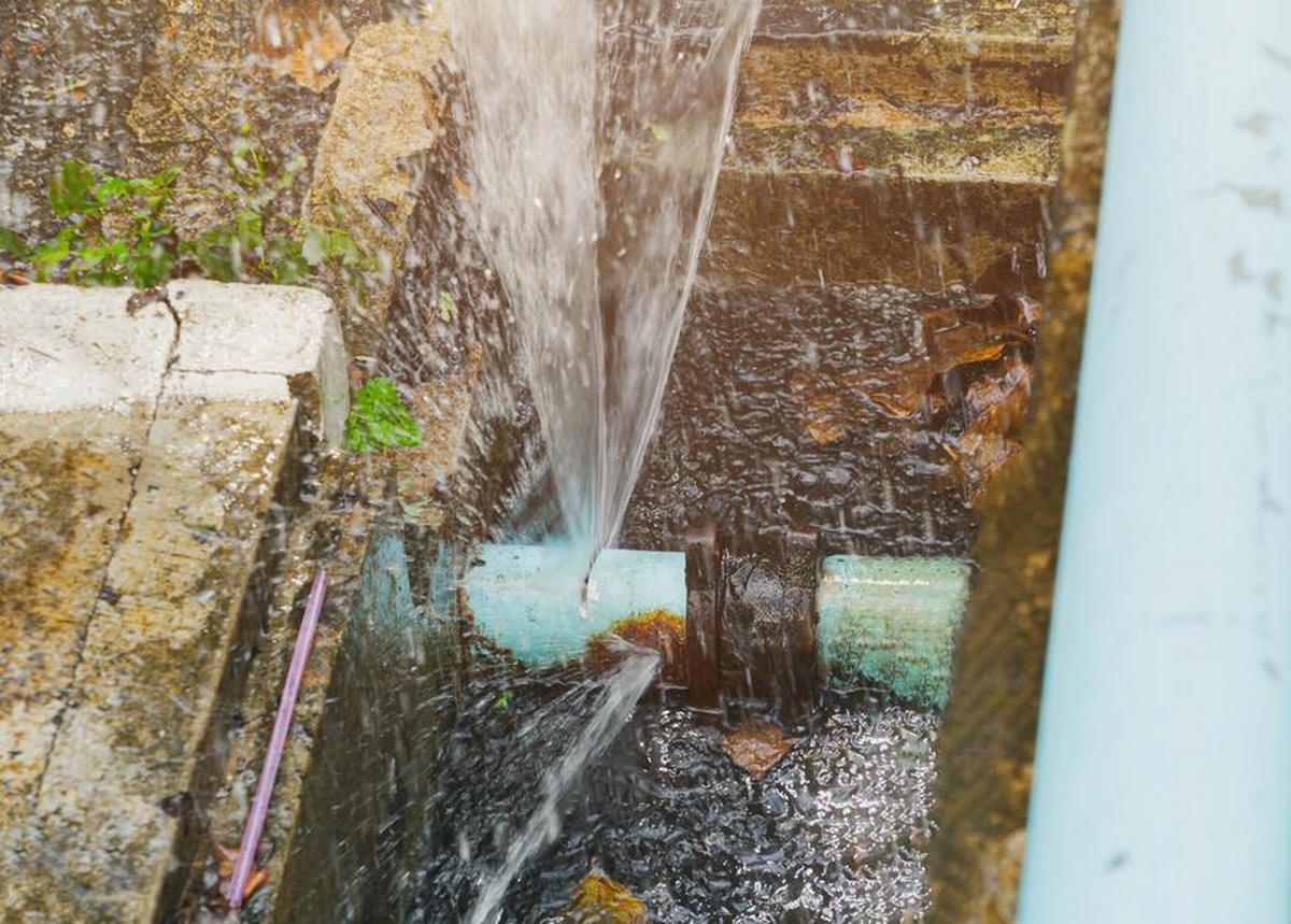 Burst Water Pipe Cleanup and Repair Steps Explained