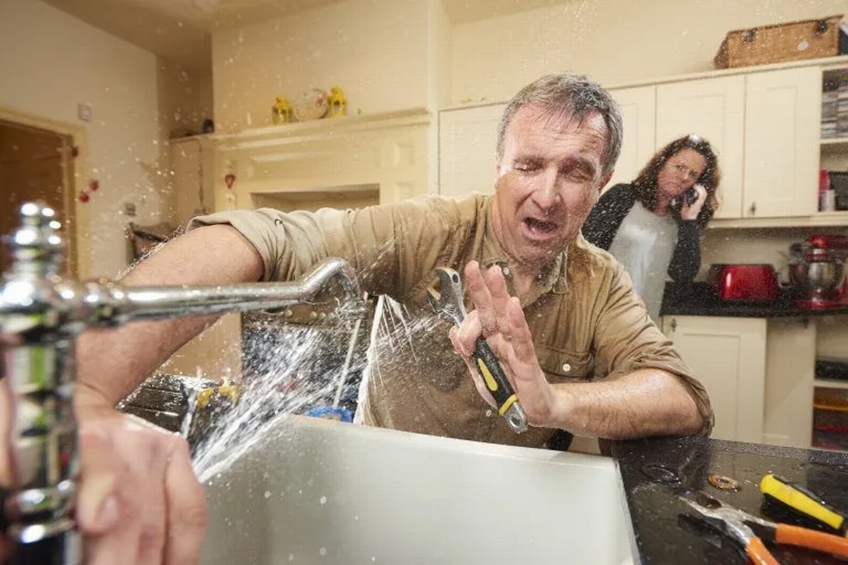 'Do's And Don'ts During A Water Damage Crisis' Featured Thumbnail