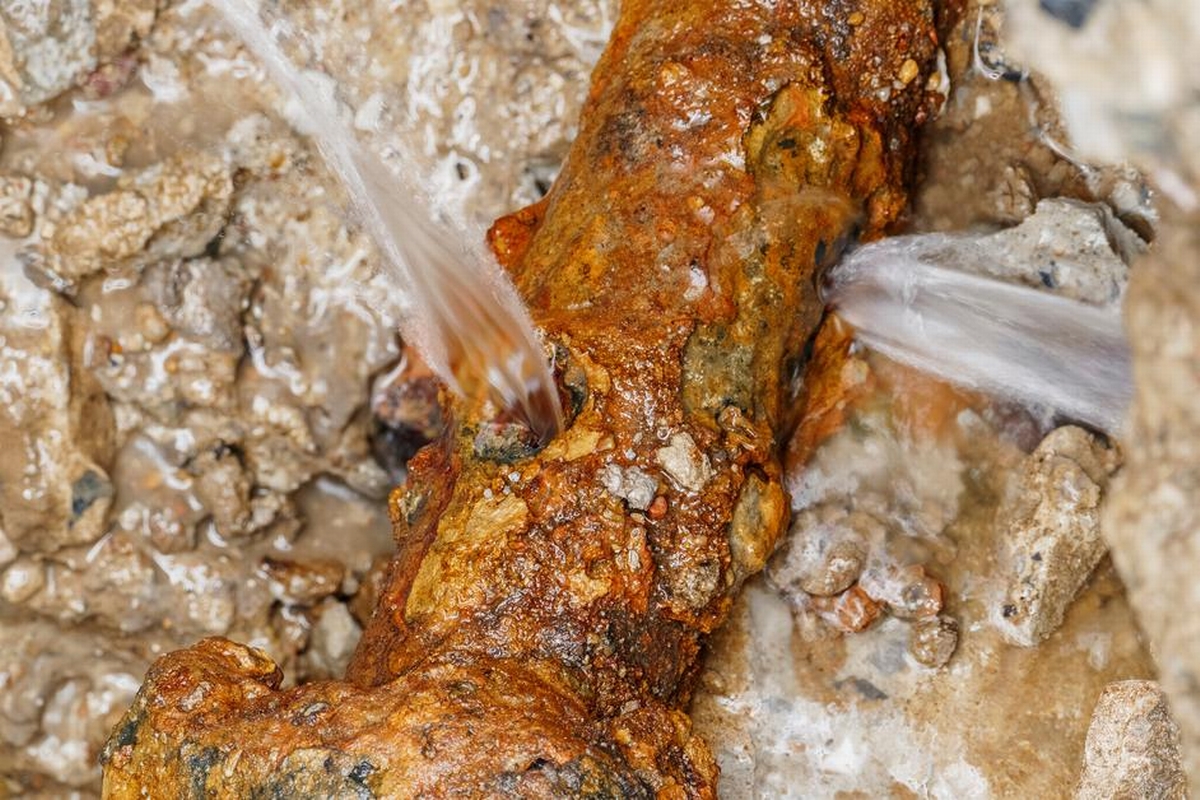 'Worried About Pipes and Cold? At What Temperature Do Water Pipes Burst?' Featured Thumbnail