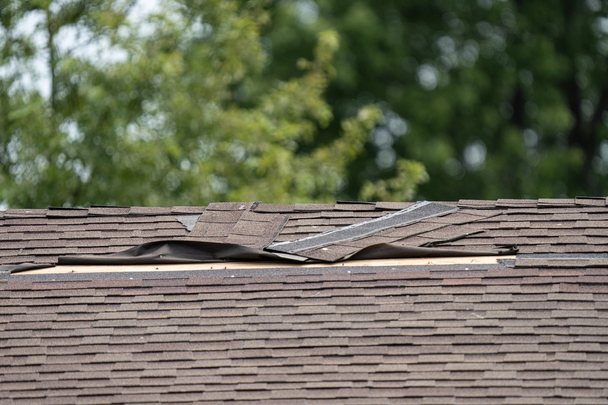 'After High Winds Hit: Roof Damage Warning Signs That Need Fast Repair' Featured Thumbnail