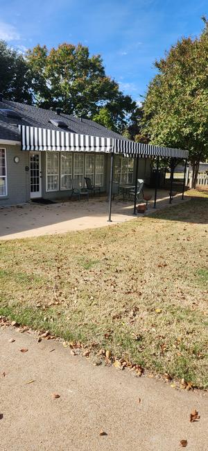 20E44F65-patio_4.jpg
