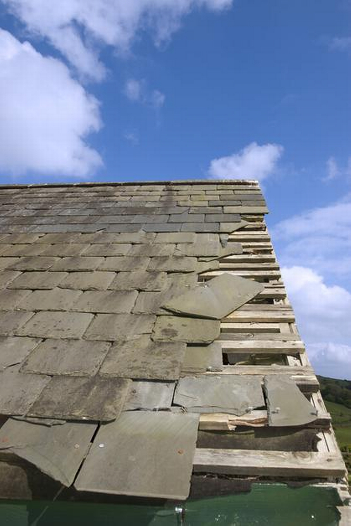 Wind Damage to Shingles: Signs and Solutions