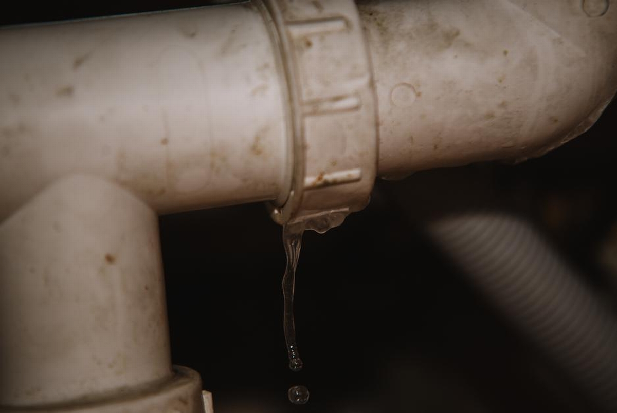 Stop a Leaking Pipe with Water in It Quickly