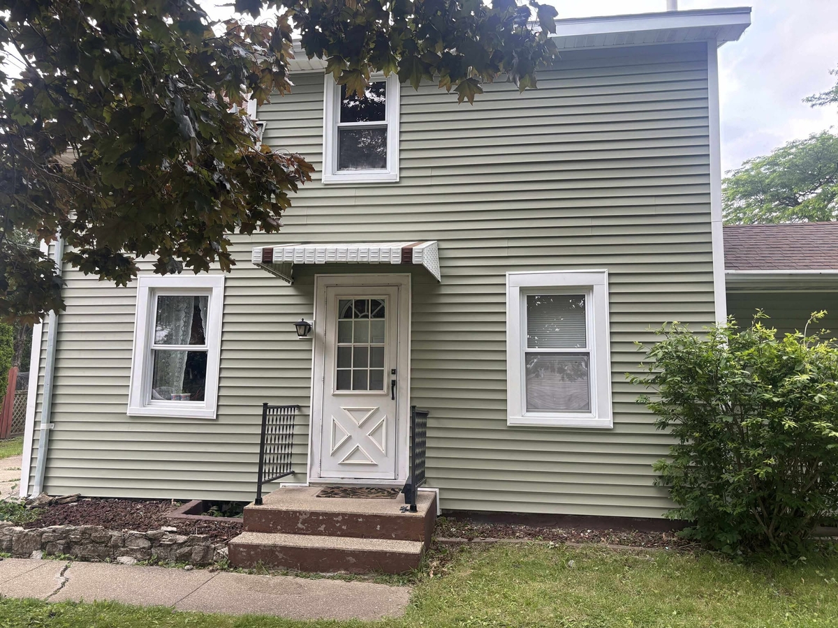 Vinyl vs. Composite Siding Featured Image Vinyl vs. Composite Siding