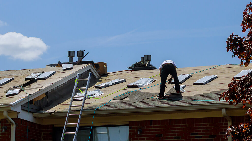 New roof getting installed on Cincinnati Tri-State area home
